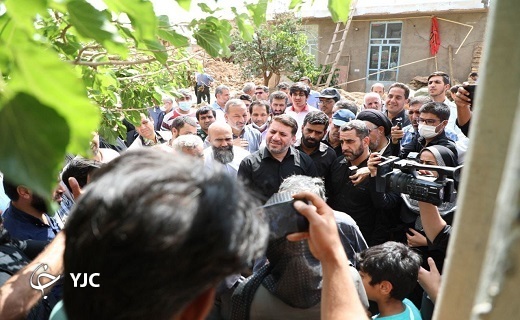 حضور فاطمی استاندار یزد در جمع سیل زدگان دهستان زردین و روستای پندر حضور فاطمی استاندار یزد در جمع سیل زدگان دهستان زردین و روستای پندر