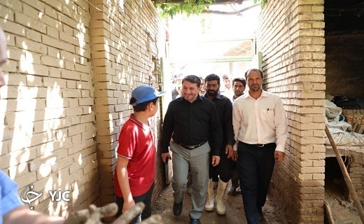 حضور فاطمی استاندار یزد در جمع سیل زدگان دهستان زردین و روستای پندر حضور فاطمی استاندار یزد در جمع سیل زدگان دهستان زردین و روستای پندر