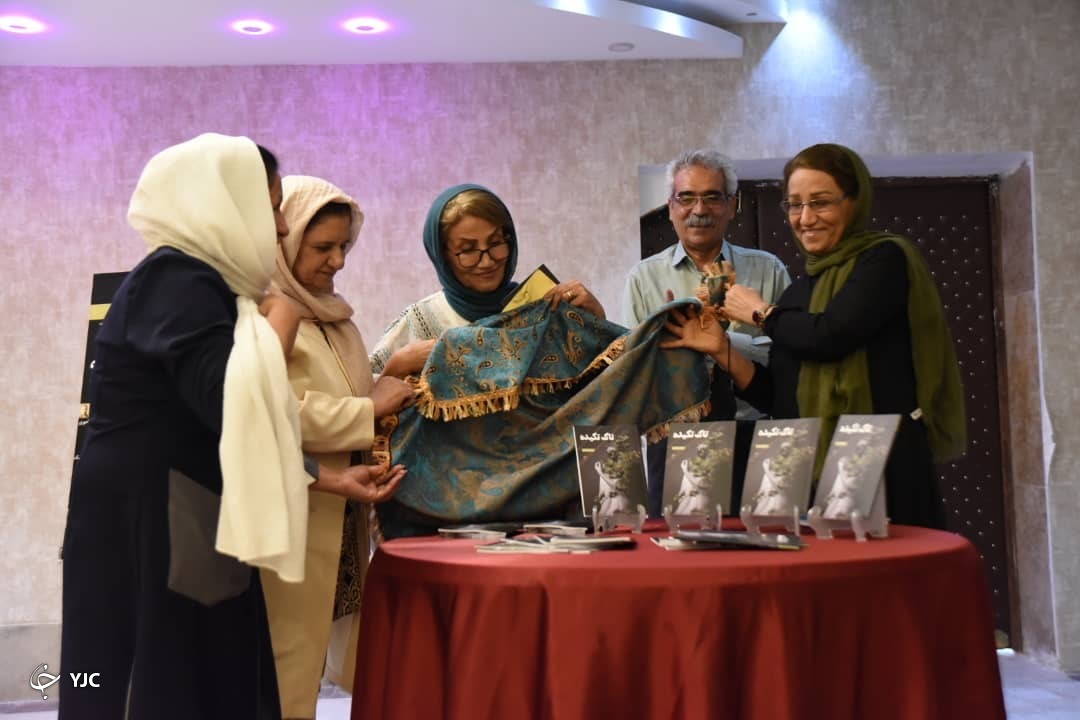 تاک تکیده شاعر شیرازی راهی بازار نشر شد