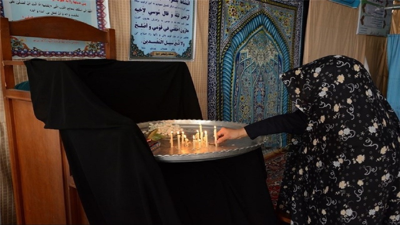 شمع‌هایی که در پای ۷ منبر می‌سوزند