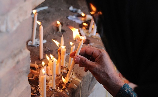 بانوان در هفت منبر شمع روشن می کنند