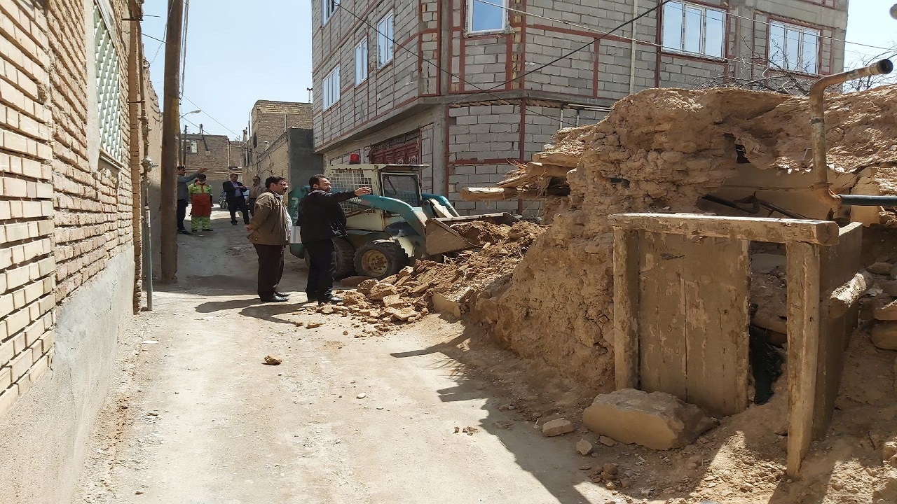 تخریب ۵ منزل فرسوده خطرساز در نهبندان