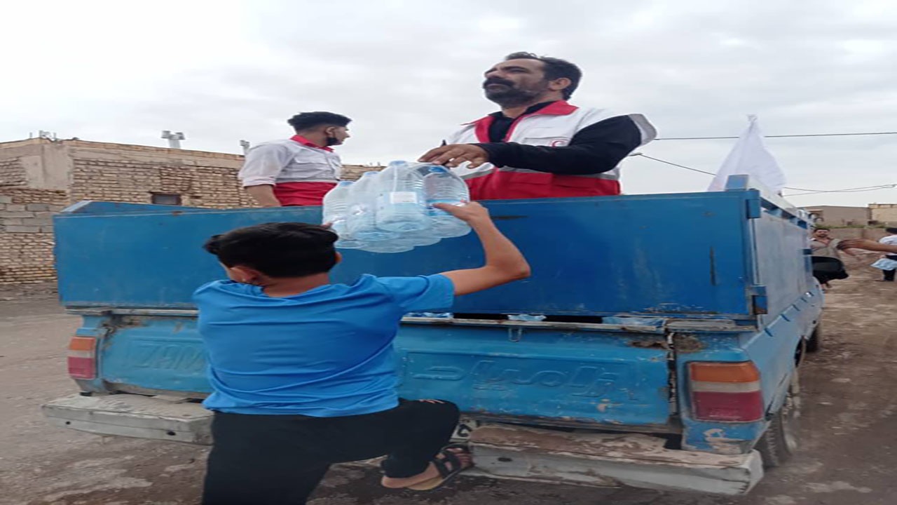 توزیع غذا و آب بین مردم سیل زده