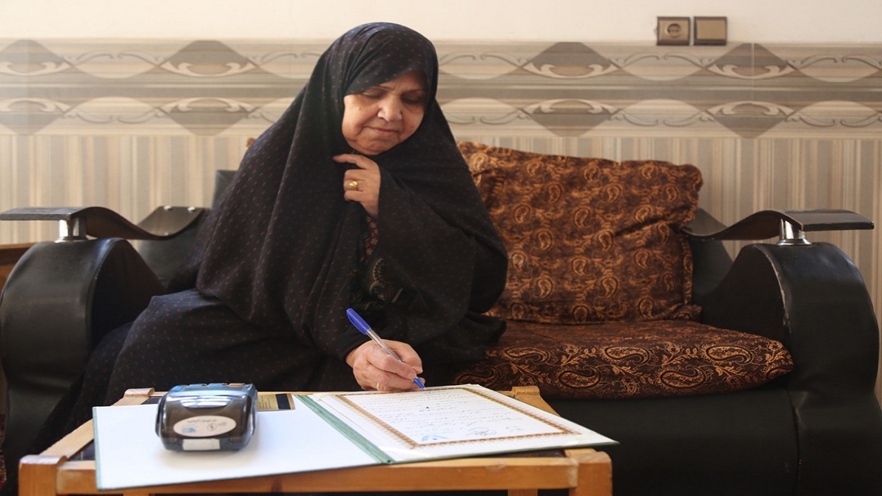 مادر شهید شکری آزادی هدیه داد