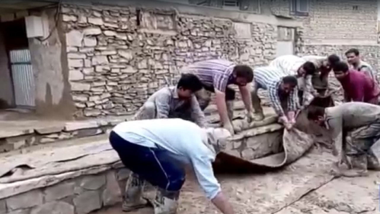همدلی گروه‌های جهادی و مردمی با سیل‌زدگان روستای باجگان بافق