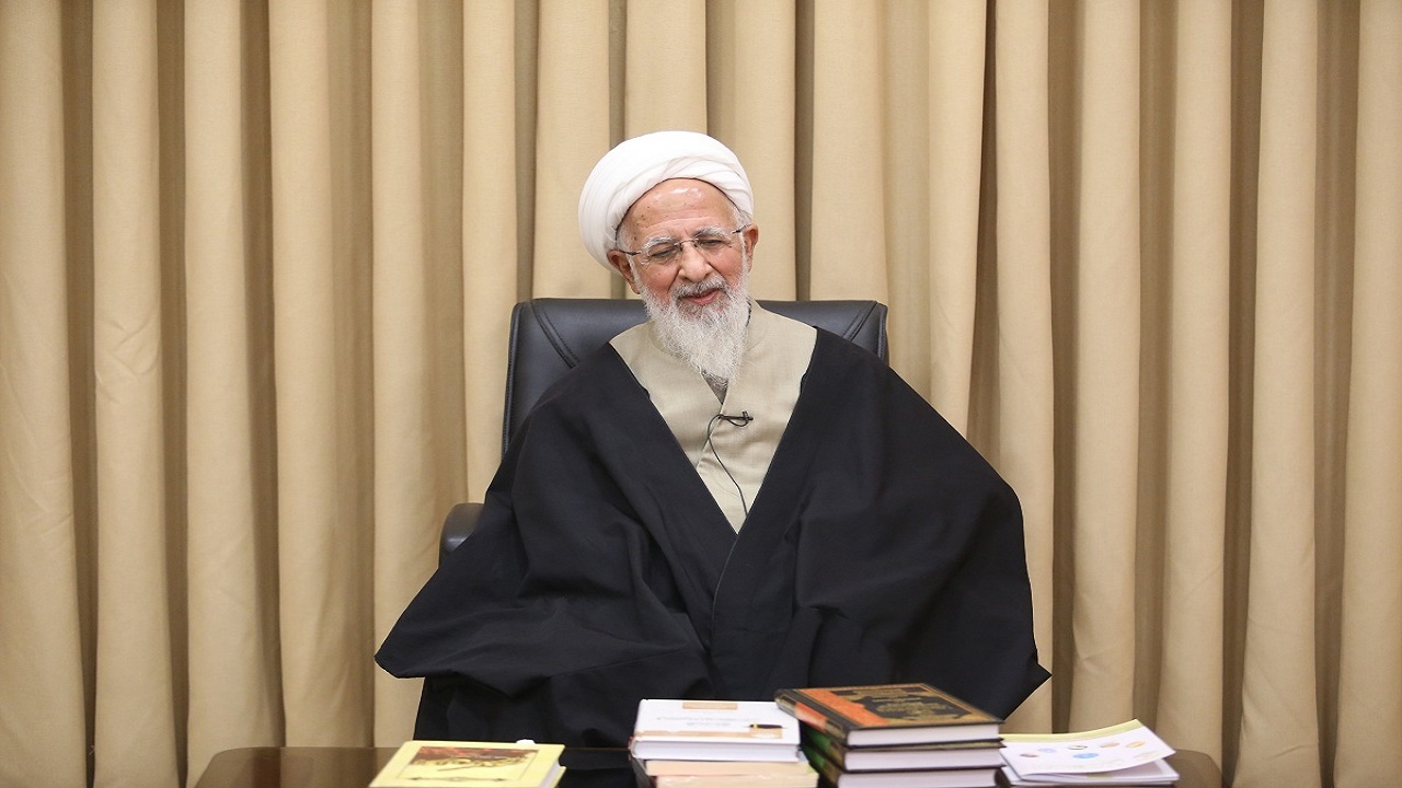 تجلیل از آیت الله جوادی آملی در هفتمین دوره اعطای جایزه حقوق بشر اسلامی