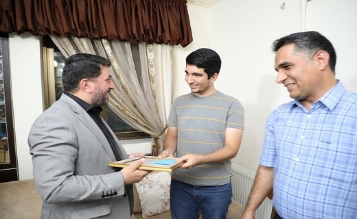 استاندار یزد از ۲ دانش آموز نخبه استان تجلیل کرد استاندار یزد از ۲ دانش آموز نخبه استان تجلیل کرد