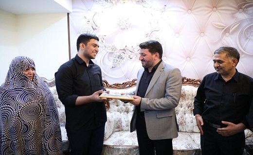 استاندار یزد از ۲ دانش آموز نخبه استان تجلیل کرد استاندار یزد از ۲ دانش آموز نخبه استان تجلیل کرد
