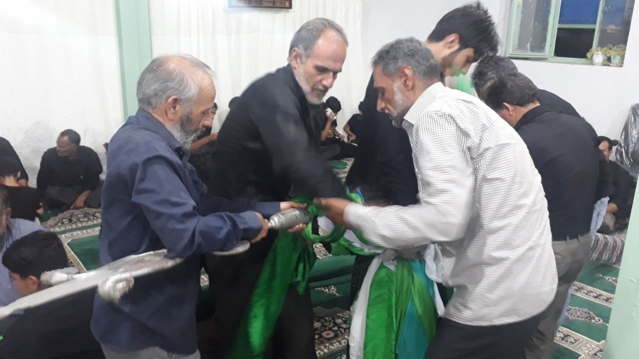 عزاداری کاشمری&zwnj;ها در پنجمین روز از ماه محرم/میزبانی نونهالان از عزاداران حسینی با برپایی ایستگاه صلواتی