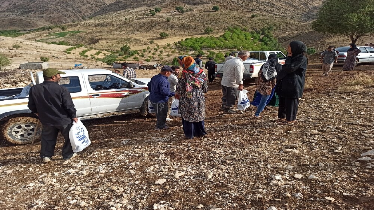 توزیع بسته حمایتی بین عشایر سیل زده مارگون