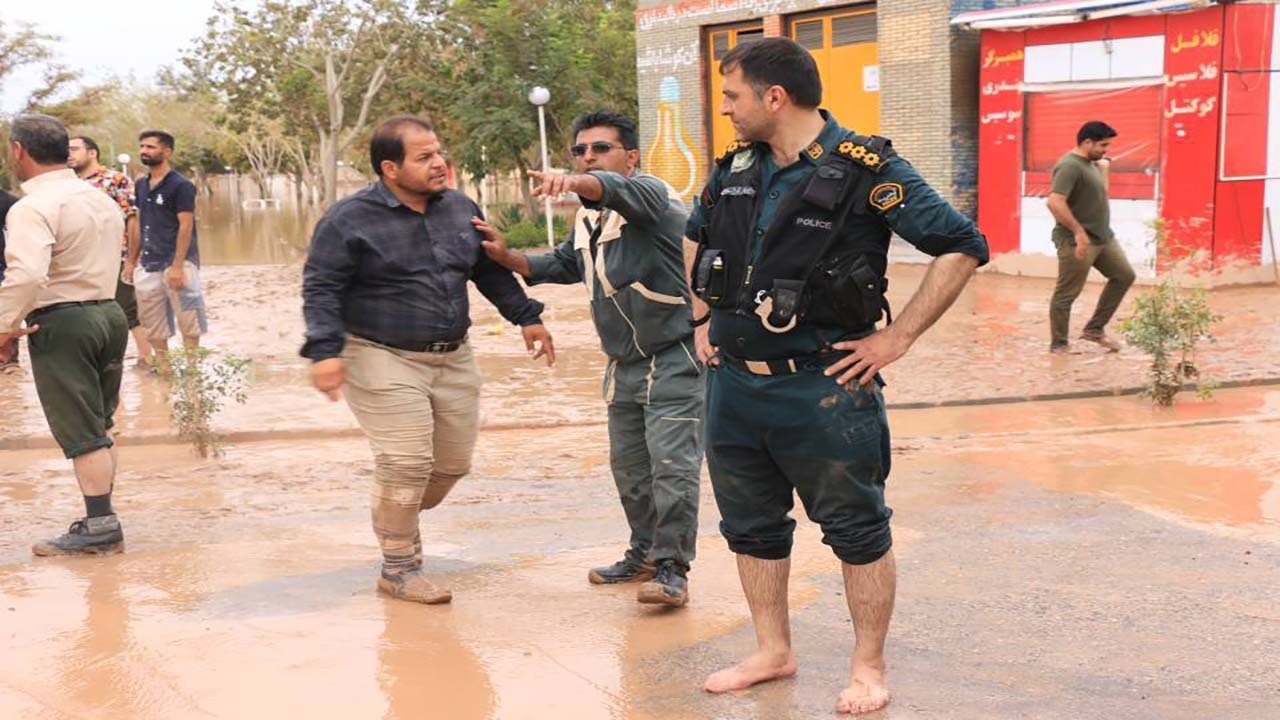 اعزام ۱۱۷ تیم پلیس به مناطق سیل زده کرمان