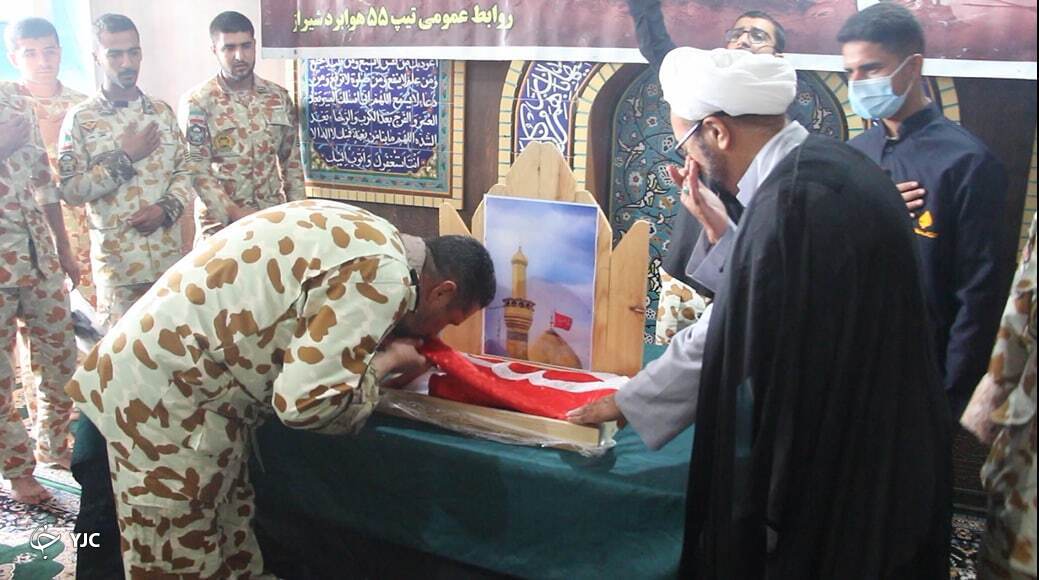 تیپ ۵۵ هوابرد با پرچم ملکوتی بارگاه امام حسین (ع) متبرک شد