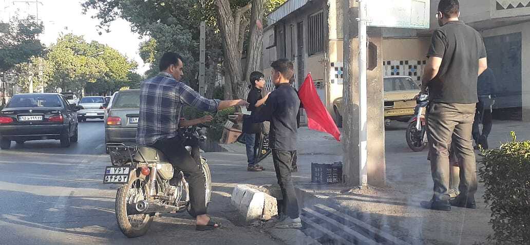 تربیت حسینی کودکان در ماه محرم/ کودکانی که با قد کوچک خود بانی موکب های بزرگ اند