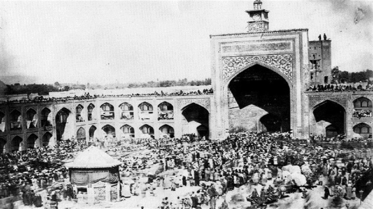 روایت ۴ قرن سوگواری در حرم مطهر رضوی/ از سیاه پوشی ضریح تا آئین نخل‌بندی