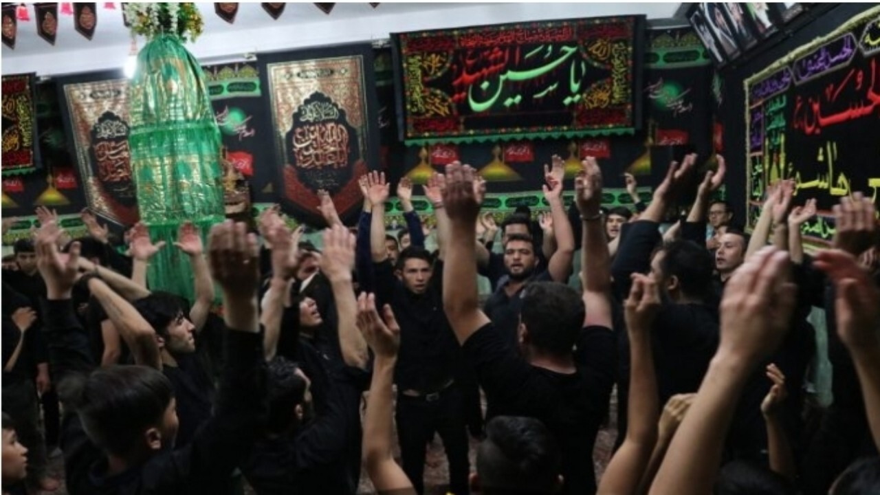 مراسم سینه زنی و سوگواری مهاجرین افغانستانی در گلشهر مشهد + فیلم