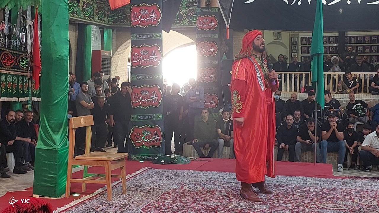 نشستن مسئولان استان مرکزی پای تعزیه حضرت علی اکبر (ع) در تفرش