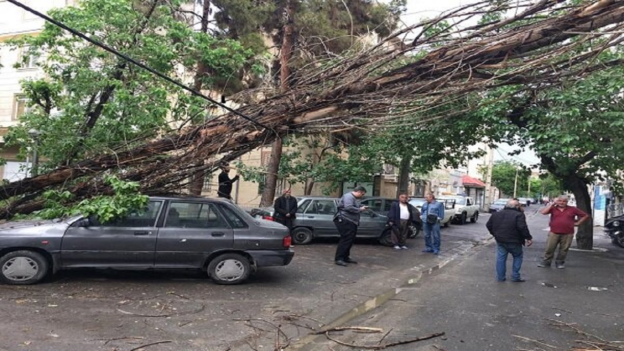 مرگ مرد حدوداً ۳۵ ساله براثر تصادف پراید با درخت دراصفهان