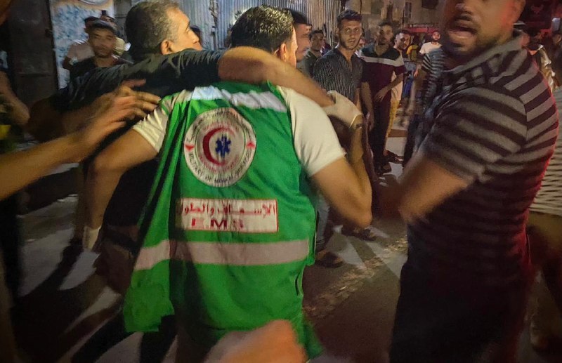 تلاش امدادگران برای بیرون آوردن اجساد شهدا و مجروحان اردوگاه «جبالیا» 04