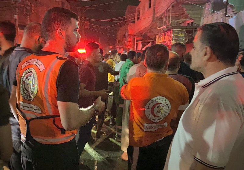 تلاش امدادگران برای بیرون آوردن اجساد شهدا و مجروحان اردوگاه «جبالیا» 03