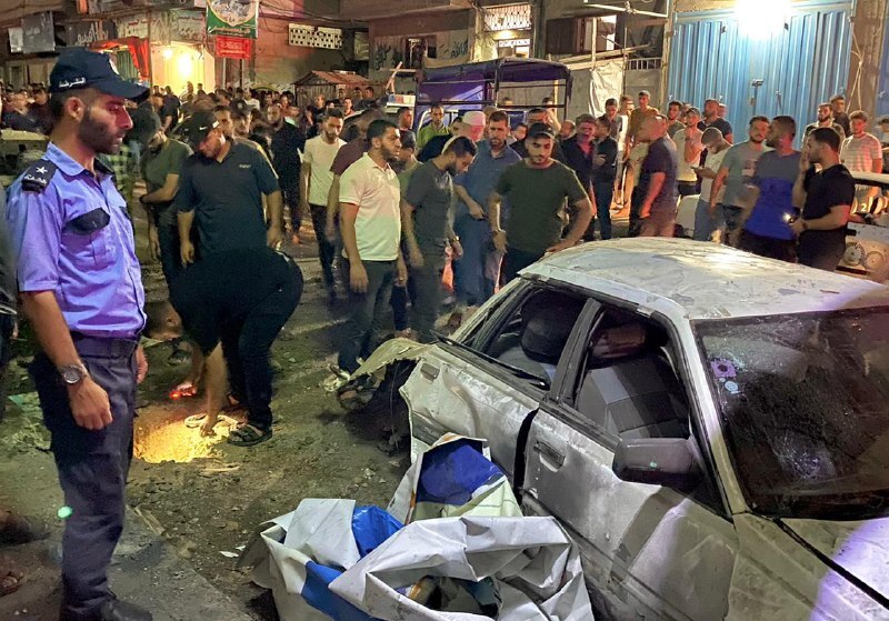 تلاش امدادگران برای بیرون آوردن اجساد شهدا و مجروحان اردوگاه «جبالیا» 01