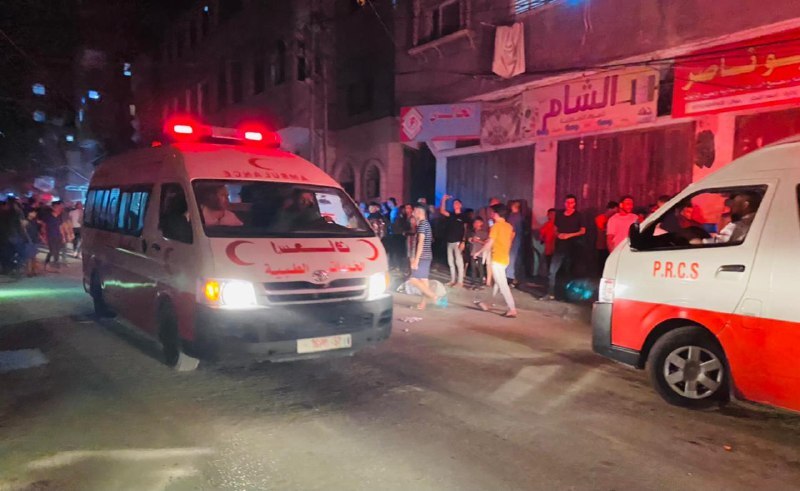 تلاش امدادگران برای بیرون آوردن اجساد شهدا و مجروحان اردوگاه «جبالیا» 05