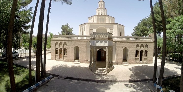 کلاه&zwnj;فرنگی یا کوشک، در واقع نوعی از معماری سلطنتی بوده