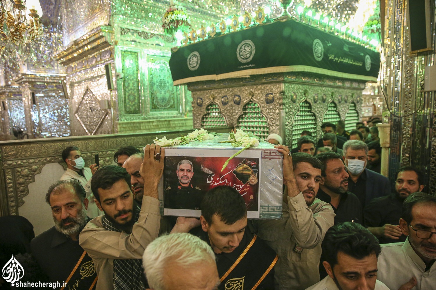 طواف پیکر مطهر شهید اسکندری به دور ضریح حرم شاهچراغ (ع) + تصاویر
