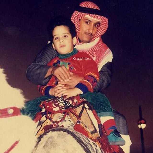 بن سلمان در کودکی سوار شتر