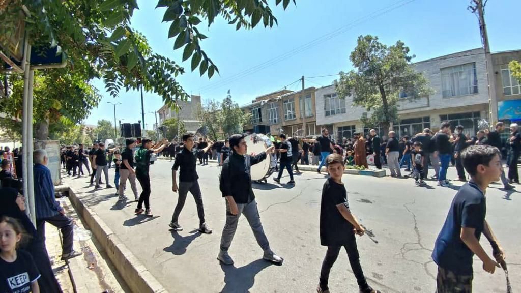 برافراشته شدن بیرقهای عزا در تویسرکان برافراشته شدن بیرقهای عزا در تویسرکان