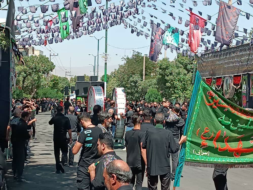 برافراشته شدن بیرقهای عزا در تویسرکان برافراشته شدن بیرقهای عزا در تویسرکان