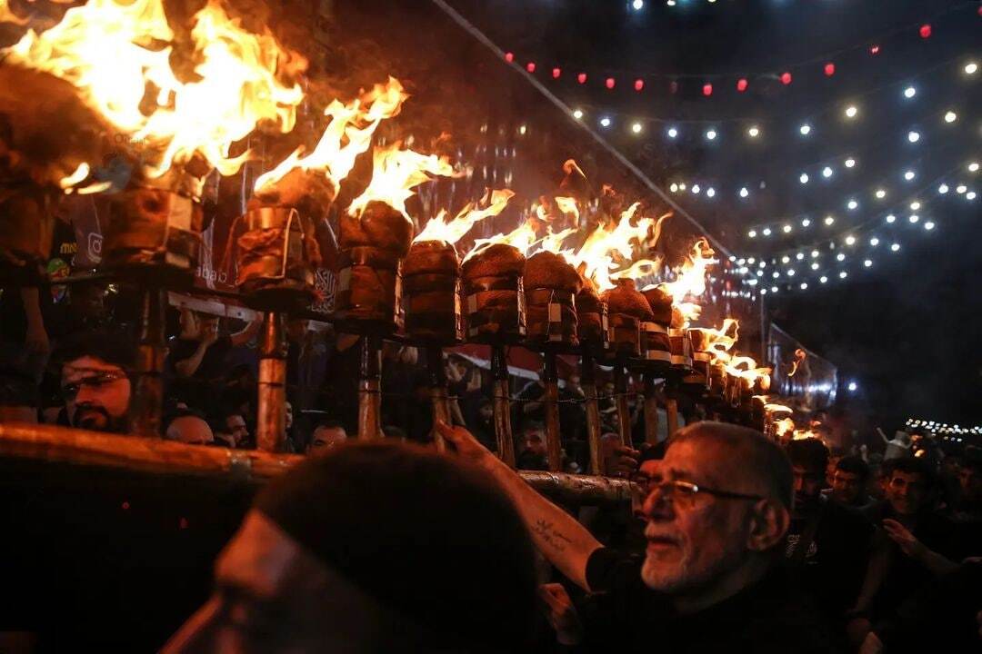 آئین سنتی مشعل گردانی نجفی&zwnj;ها در شب تاسوعا.