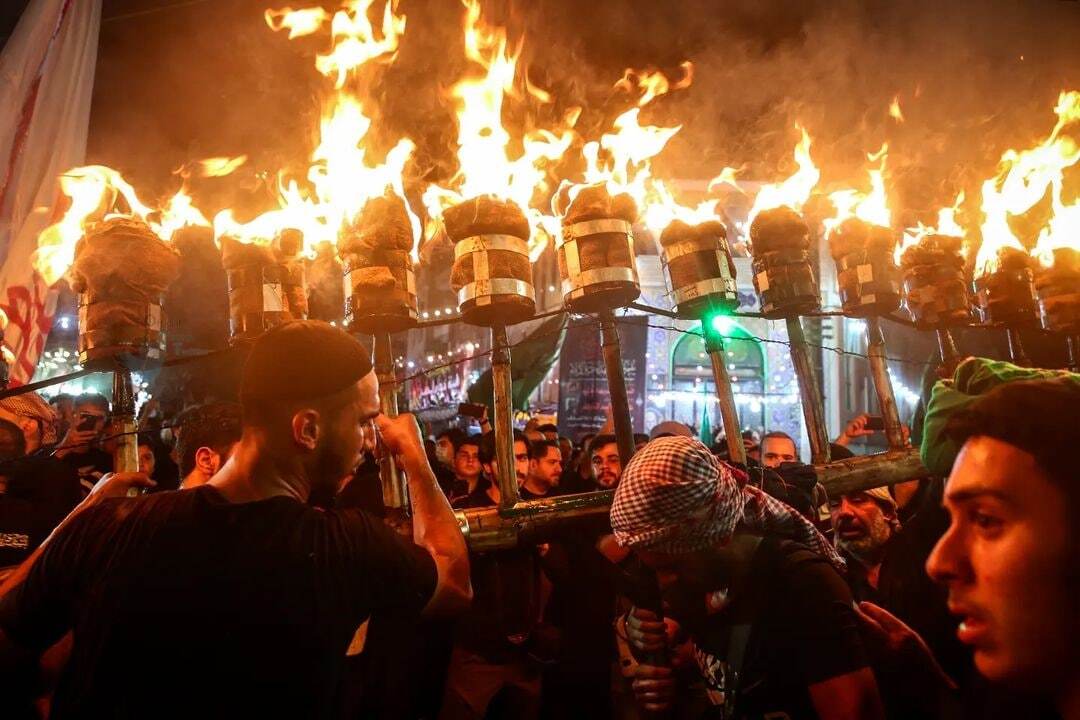 آئین سنتی مشعل گردانی نجفی&zwnj;ها در شب تاسوعا.