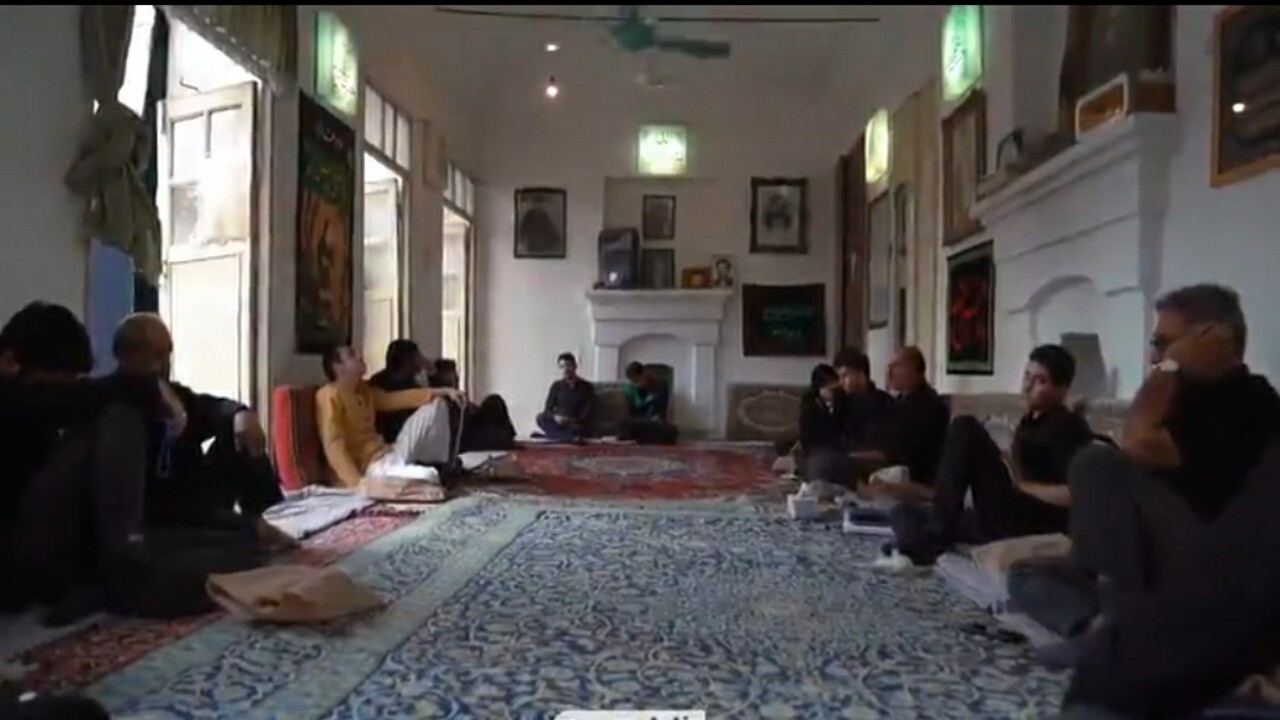 برپایی روضه خانگی با قدمتی ۱۶۰ ساله در قم +فیلم