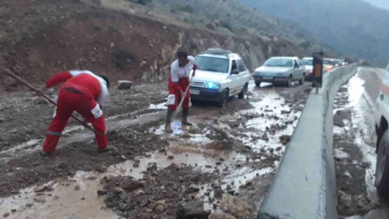 امدادرسانی به ۴۰ خودرو گرفتار در سیلاب چهارمحال و بختیاری