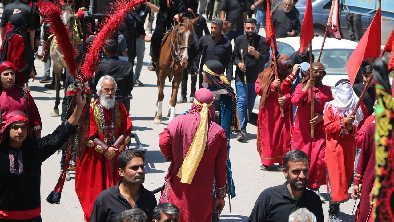 آیین سنتی مذهبی تعزیه‌خوانی روز تاسوعا در روستای ده‌زیار کرمان