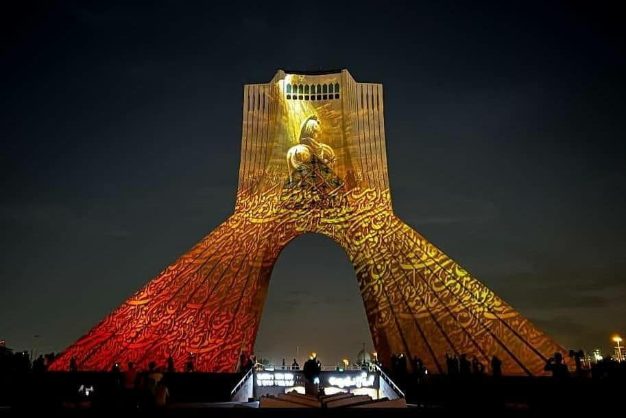 برج آزادی نقش عاشورایی گرفت برج آزادی نقش عاشورایی گرفت