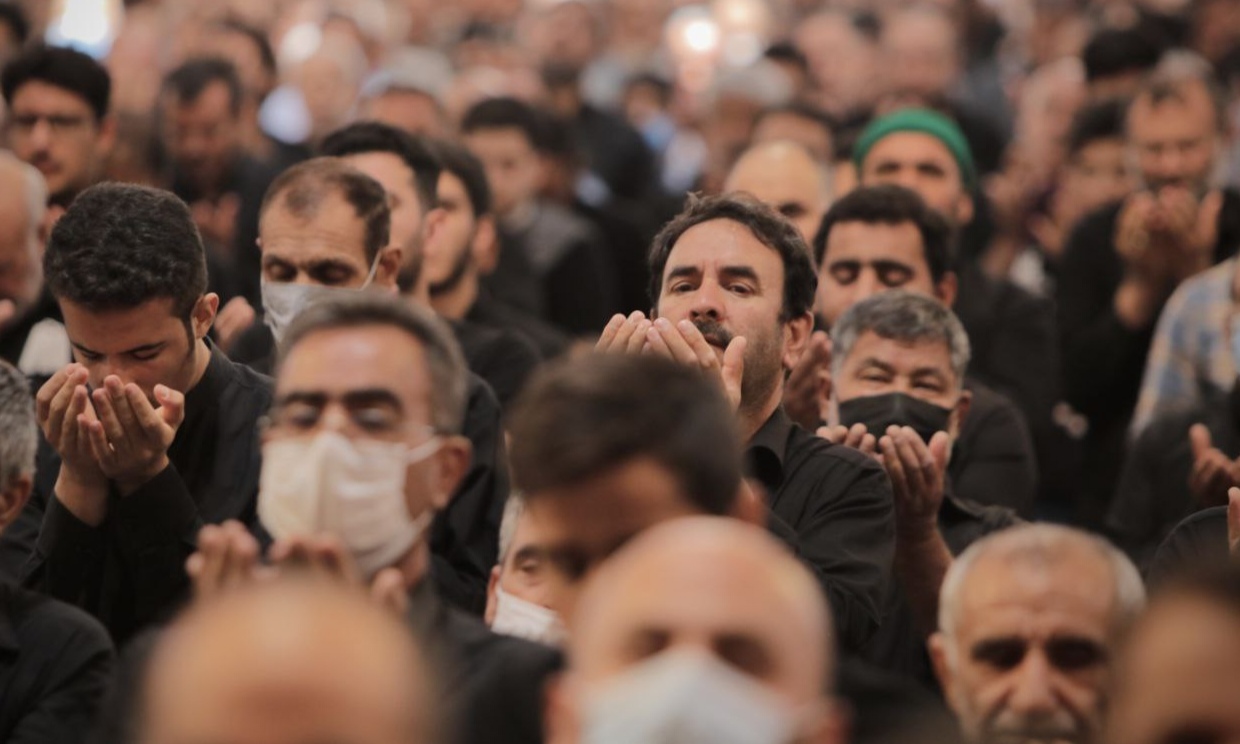 اقامه باشکوه نماز ظهر عاشورا در مشهدالرضا