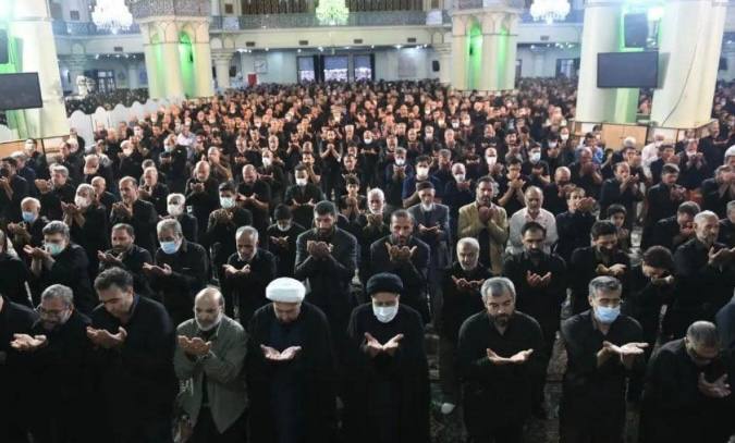 عزاداران حسینی نماز عاشورا را اقامه کردند