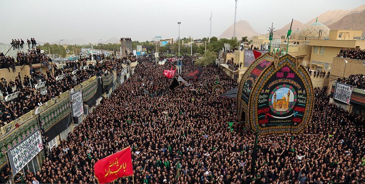 عزاداری ظهر عاشورا در جوار مزار شهید سلیمانی + فیلم