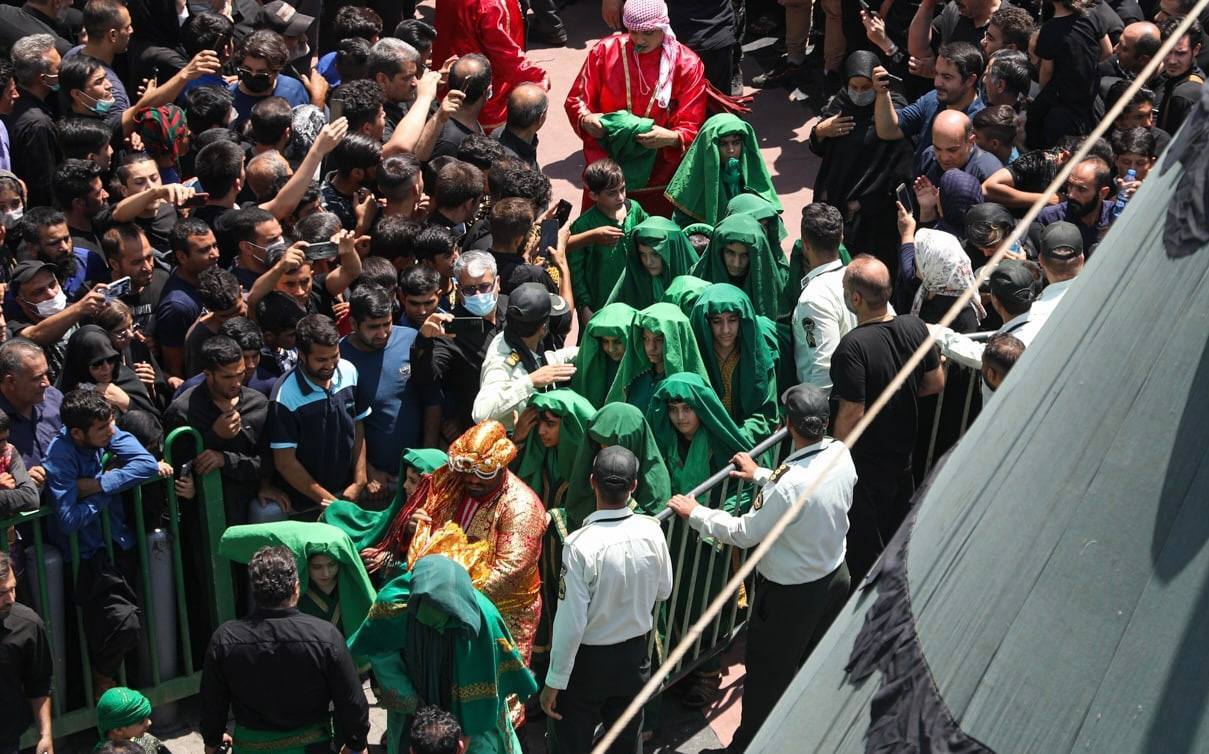 عزاداران حسینی نماز عاشورا را اقامه کردند