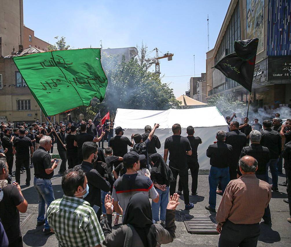 عزاداران حسینی نماز عاشورا را اقامه کردند