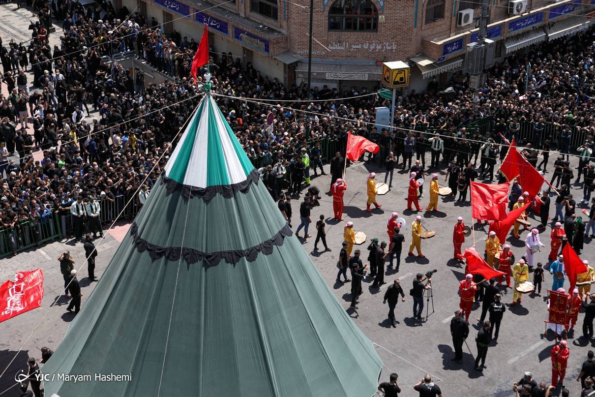 عزاداران حسینی نماز عاشورا را اقامه کردند