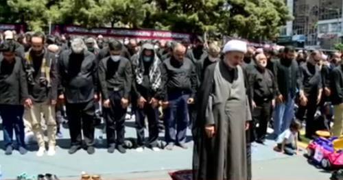 عزاداران حسینی نماز عاشورا را اقامه کردند