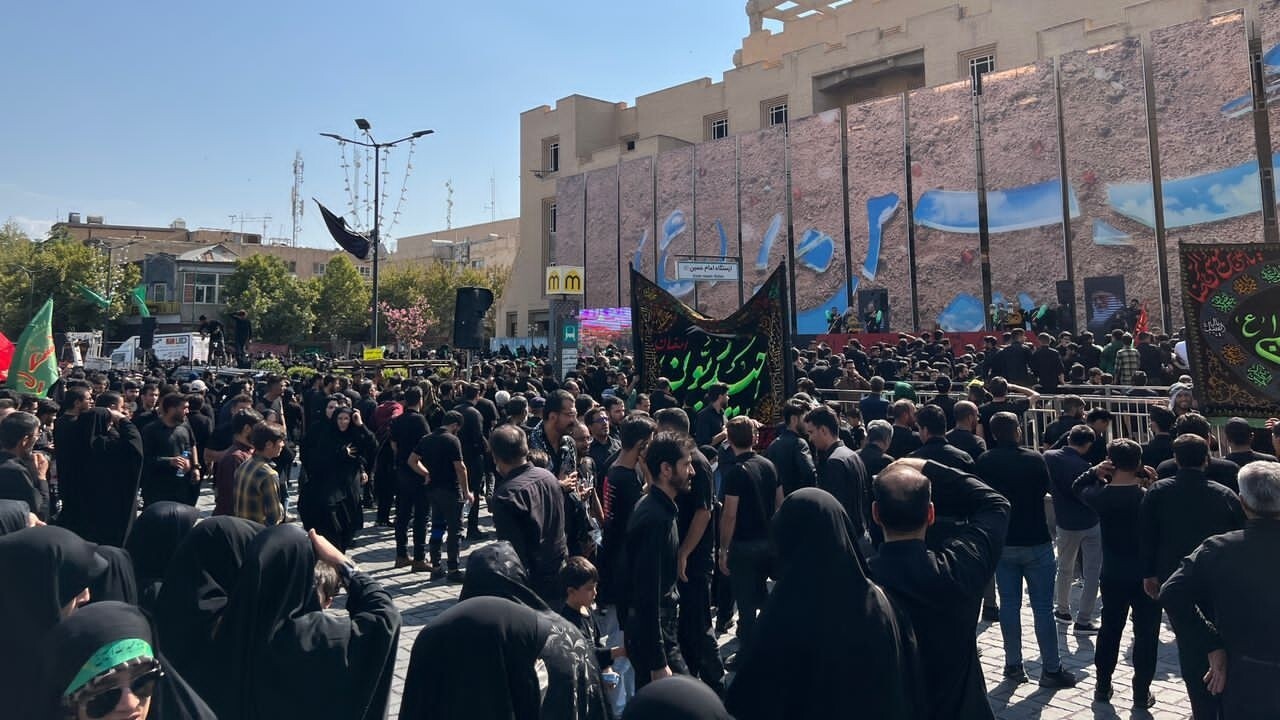 اجتماع عزاداران حسینی در میدان امام حسین اصفهان +فیلم