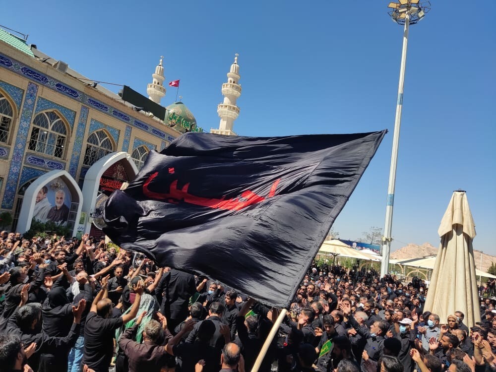 عزاداری ظهر عاشورا در جوار مزار شهید سلیمانی + فیلم