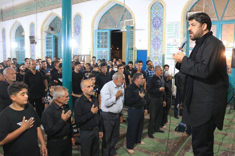 عزاداری مردم سیل زده روستای کوثر ریز رفسنجان با مداحی مجتبی رمضانی در شب شام غریبان حسینی