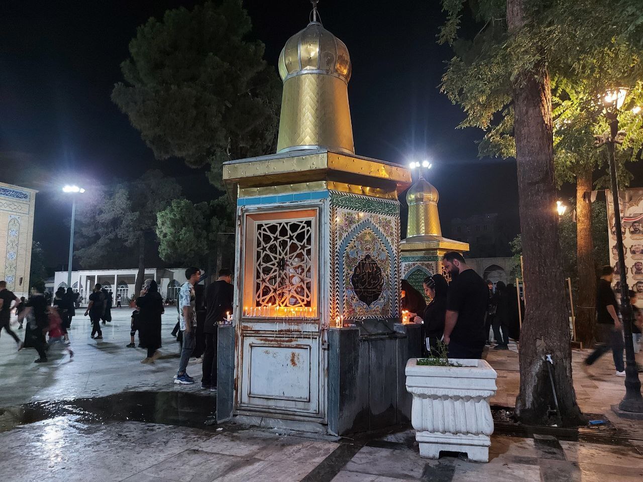 ابراز ارادت مردم به امام حسین (ع) و حضرت زینب (س) در شام&zwnj; غریبان + تصاویر و فیلم