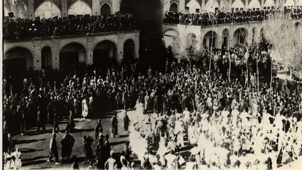 نخستین مراسم عزاداری امام حسین (ع) کی و کجا برگزار شد؟