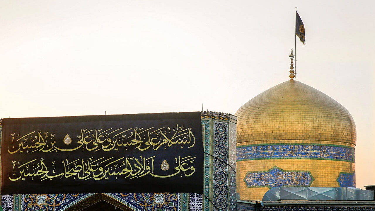 سوگواری زائران و مجاوران رضوی در سالروز شهادت امام سجاد (ع)
