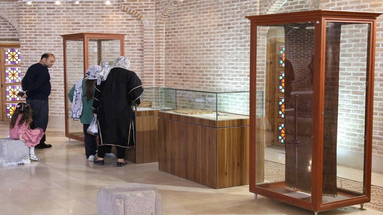 نمایش دست‌بافته مقصود کاشانی در مجموعه جهانی شیخ صفی